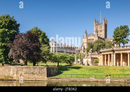 Abbazia di Bath e l' Orangerie sulle rive del fiume Avon, su una bella mattina d'estate con perfettamente chiaro cielo blu. Bagno, Somerset, Inghilterra, Regno Unito Foto Stock