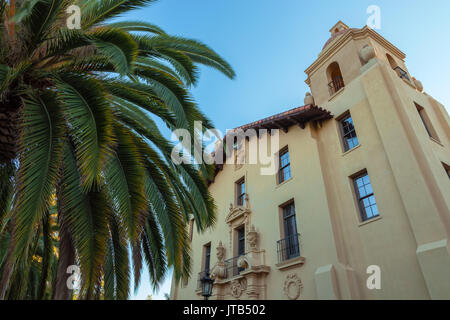 L'architettura del vecchio edificio dell'Unione e l'isola delle Canarie data palma a stanford university campus, palo Alto, California, Stati Uniti d'America Foto Stock