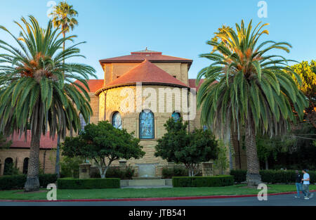 Sera La luce del sole riflessa sulla struttura della cupola della chiesa commemorativa presso la stanford university di Palo Alto, California, Stati Uniti d'America Foto Stock