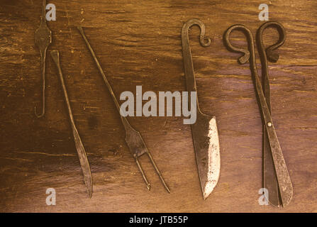 Per la cura della pelle, strumento di dettaglio degli oggetti di lavoro la pelle, artigianato tradizionale Foto Stock