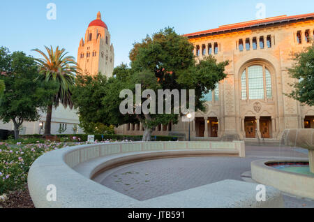 Sera La luce del sole riflessa sulla torre di Hoover e il verde la creazione di librerie presso la stanford university di Palo Alto, California, Stati Uniti d'America Foto Stock