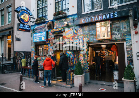 Amsterdam, Paesi Bassi - 25 April, 2017: buttafuori del Bulldog coffeeshop controlla i documenti dei clienti, Amsterdam, Paesi Bassi Foto Stock