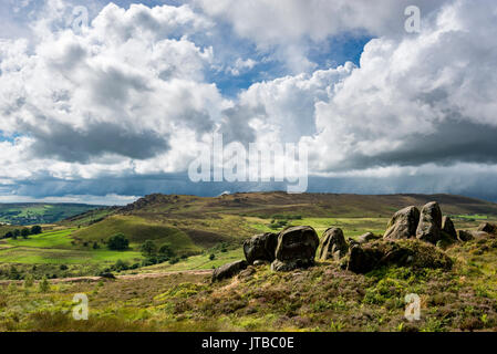 Estate cielo sopra il roaches nel parco nazionale di Peak District, Staffordshire, Inghilterra. Foto Stock