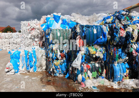 Fogli di plastica in balla per il riciclo in una società di riciclaggio, Plastikfolien in Ballen zur Wiederverwertung in einem Recyclingbetrieb Foto Stock