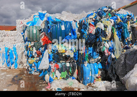 Fogli di plastica in balla per il riciclo in una società di riciclaggio, Plastikfolien in Ballen zur Wiederverwertung in einem Recyclingbetrieb Foto Stock