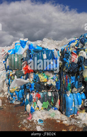 Fogli di plastica in balla per il riciclo in una società di riciclaggio, Plastikfolien in Ballen zur Wiederverwertung in einem Recyclingbetrieb Foto Stock