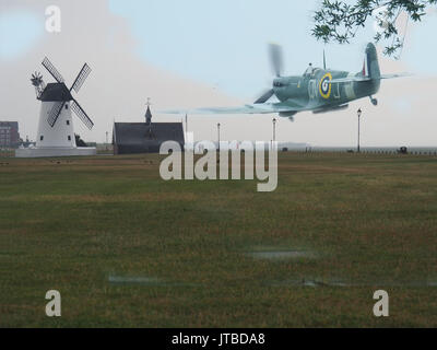 Bassa battenti Spitfire a Lytham Mulino a vento, Inghilterra Foto Stock