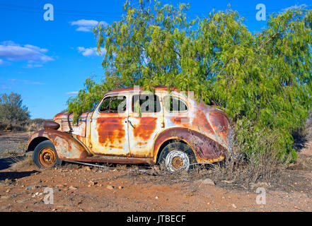 Rusty vecchia auto lasciato fuori in condizioni atmosferiche Broken Hill Nuovo Galles del Sud Australia Foto Stock