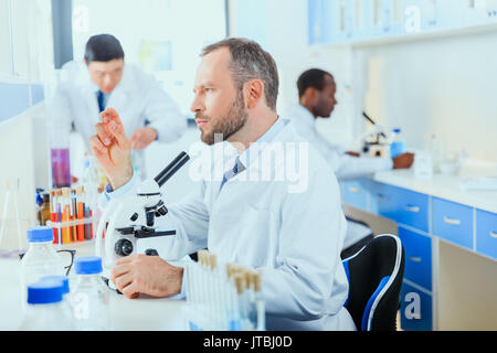 I giovani medici in uniforme lavora presso il laboratorio di prove, tecnici di laboratorio Foto Stock