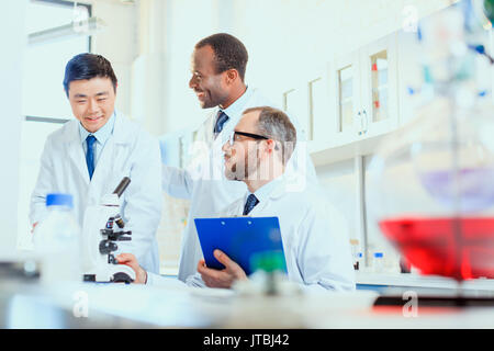 I giovani medici in uniforme lavora presso il laboratorio di prove, tecnici di laboratorio Foto Stock