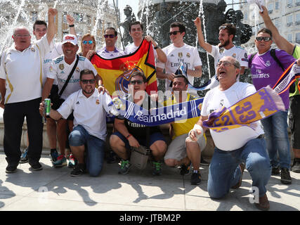 Real Madrid tifosi accanto ad Alessandro il Grande statua prima della Coppa UEFA Intertoto partita finale a Philip II Arena, Skopje, Macedonia. Foto Stock