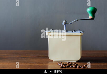 Macinino da caffè mill vintage il tavolo in legno Foto Stock