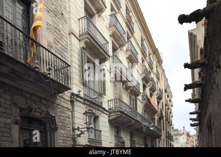 Città vecchia di balconi a Barcellona il Barri Gotic district spagna Foto Stock