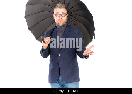 Uomo sotto l'ombrellone Foto Stock