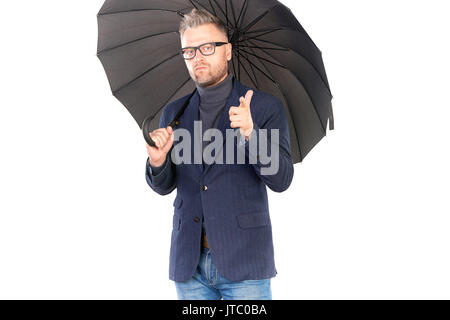 Uomo sotto l'ombrellone Foto Stock