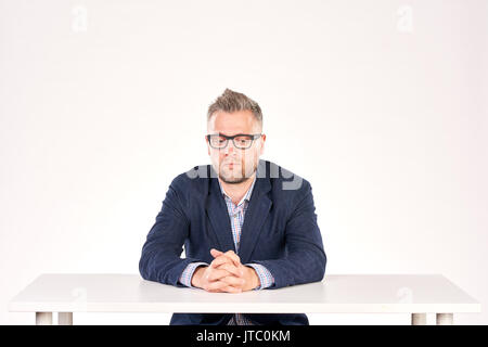 Malinconici professore alla scrivania Foto Stock