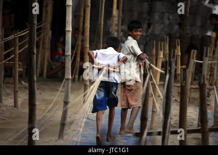 Bambino fatiche lavorando in una corda manufacturing factory a Keraniganj a Dhaka il 09 giugno 2013. Foto Stock