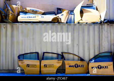 Il giallo delle porte della cabina in una junk yard in NYC Foto Stock