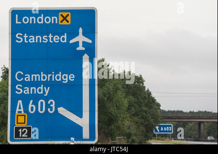 Un segno che mostra le indicazioni per aeroporto di Stansted su una strada principale nel Regno Unito Foto Stock