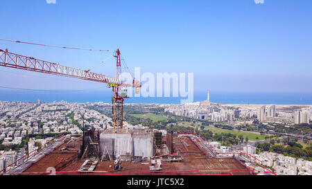 Nuovo edificio grattacielo in ultima fase di costruzione Foto Stock