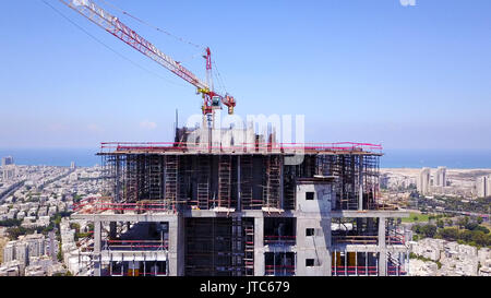 Nuovo edificio grattacielo in ultima fase di costruzione Foto Stock