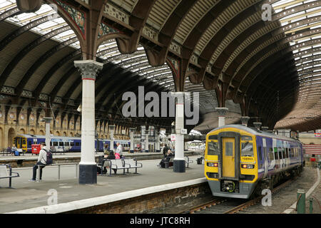 Nord classe rampa 158 diesel unità multiple in piedi presso la stazione di York, Regno Unito Foto Stock