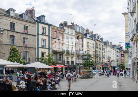 Negozi e caffetterie di rivestimento del Grande Rue high street nel centro di Dieppe, porto francese città in Normandia, Francia settentrionale Foto Stock