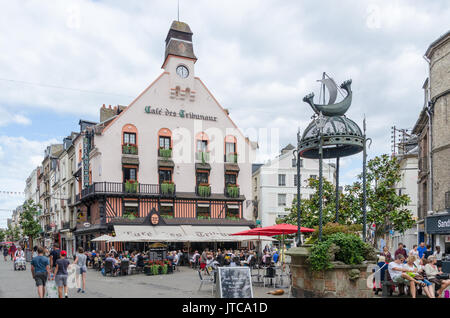 Cafe des Tribunaux cafe e un coffee shop in francese storica città portuale di Dieppe in Normandia, Francia Foto Stock