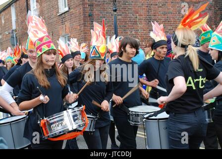 Il bottone Blocco batteristi eseguire durante una torcia olimpica evento relè a Rye in East Sussex, in Inghilterra il 18 luglio 2012. Foto Stock