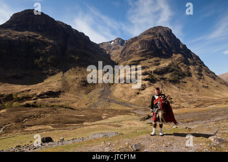 Un suonatore di cornamusa scozzese in Glencoe, Scotland, Regno Unito Foto Stock