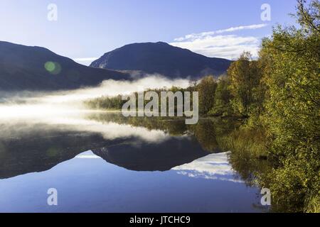 La nebbia la riflessione sul fiume Barduelva, settembre 2015 | Utilizzo di tutto il mondo Foto Stock