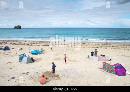 Vacanzieri godere di una vacanza al mare a Portreath, Cornwall. Foto Stock