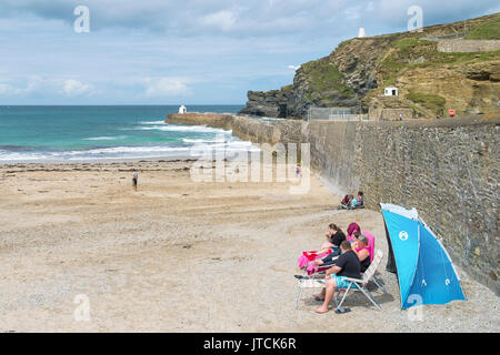 I villeggianti rilassante sulla spiaggia a Portreath in Cornovaglia. Foto Stock