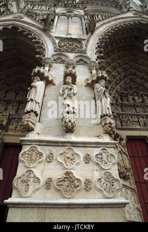 Dettagli architettonici e le statue sulla cattedrale di Notre Dame in luogo di notre dame, Amiens, somme, hauts de france, Francia Foto Stock