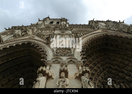 Dettagli architettonici e le statue sulla cattedrale di Notre Dame in luogo di notre dame, Amiens, somme, hauts de france, Francia Foto Stock