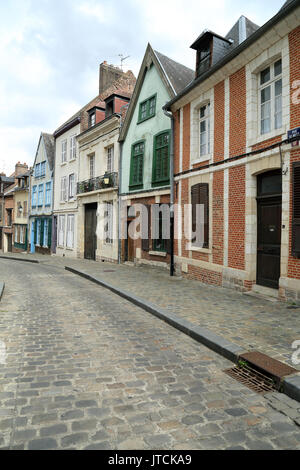 Strada di ciottoli e le tradizionali edifici del comune in rue de metz l'Évêque, Amiens, Francia Foto Stock