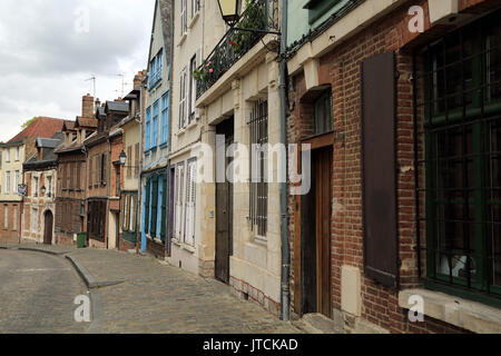 Strada di ciottoli e le tradizionali edifici del comune in rue de metz l'Évêque, Amiens, Francia Foto Stock