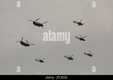 Singapore - Lug 4, 2015. Air Force elicotteri in cielo per il cinquantesimo anniversario di Singapore 50 anni Giornata Nazionale. Singapore è un sovrano città-stato Foto Stock