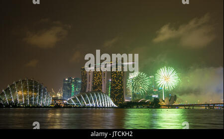 Singapore - Lug 4, 2015. Fuochi d'artificio di Marina Bay a Singapore. Singapore ha ottenuto l'indipendenza come la Repubblica di Singapore (rimanendo entro il Comune Foto Stock