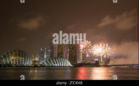 Singapore - Lug 4, 2015. Fuochi d'artificio di Marina Bay a Singapore. Singapore ha un altamente sviluppata economia di mercato, basata su storicamente entrepo estesa Foto Stock
