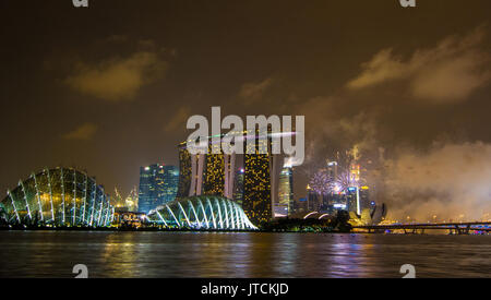 Singapore - Lug 4, 2015. Fuochi d'artificio di Marina Bay a Singapore. L'economia di Singapore è noto come uno dei più libero, più innovativo e più competitiv Foto Stock