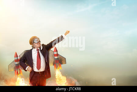 Aviator imprenditore con Jetpack sulla sua schiena - Concetto di avvio Foto Stock