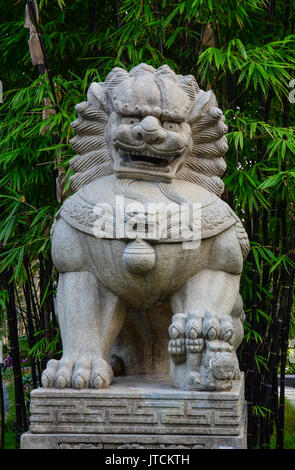 Singapore - Lug 5, 2015. Un leone di pietra statua presso i giardini dalla Baia di Singapore. Giardini della baia si estende per un totale di 101 ettari di terra principale a Foto Stock