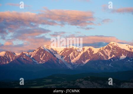 Montagne di Altai in area Kurai con Nord Chuisky Ridge su sfondo. Foto Stock