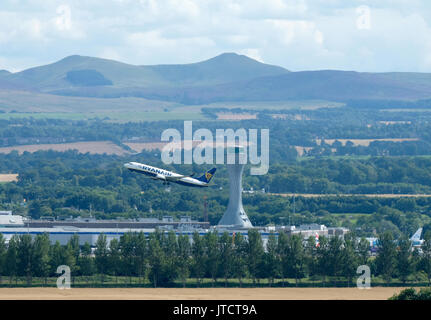 Un passeggero ryanair aereo decolla dall'aeroporto di Edimburgo. Foto Stock
