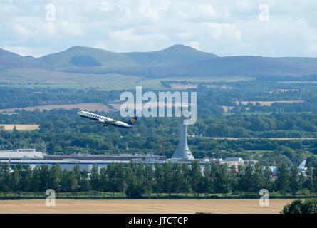 Un passeggero ryanair aereo decolla dall'aeroporto di Edimburgo. Foto Stock