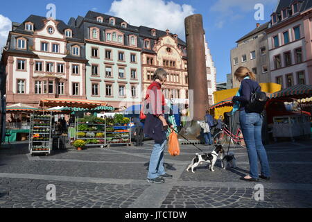 Mainz, Germania - 9 Ottobre 2015 - donna shopping e parlando sul mercato locale in Mainz Foto Stock