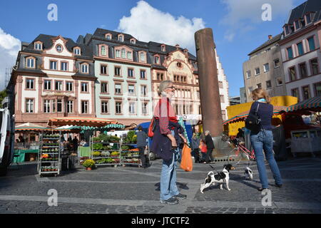 Mainz, Germania - 9 Ottobre 2015 - donna shopping e parlando sul mercato locale in Mainz Foto Stock