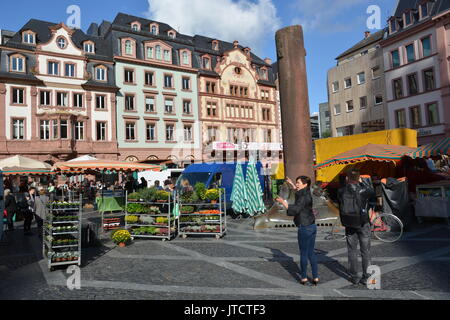 Mainz, Germania - 9 Ottobre 2015 - donna shopping e parlando sul mercato locale in Mainz Foto Stock