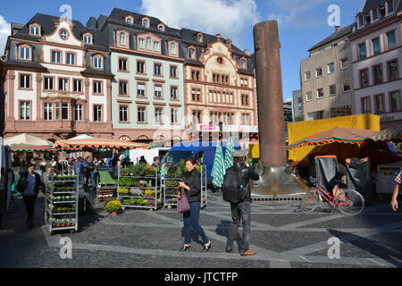 Mainz, Germania - 9 Ottobre 2015 - donna shopping e parlando sul mercato locale in Mainz Foto Stock